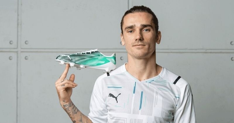Griezmann holding puma Puma Ultra SL Tech football boots