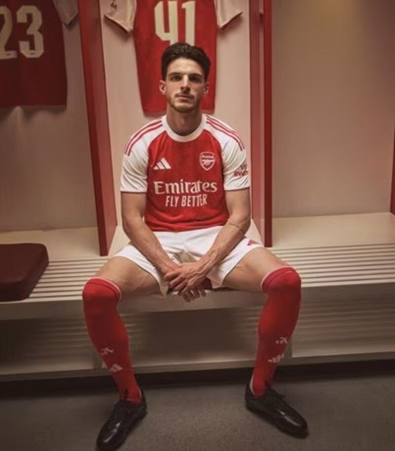 arsenal 2025-26 home kit in red and white