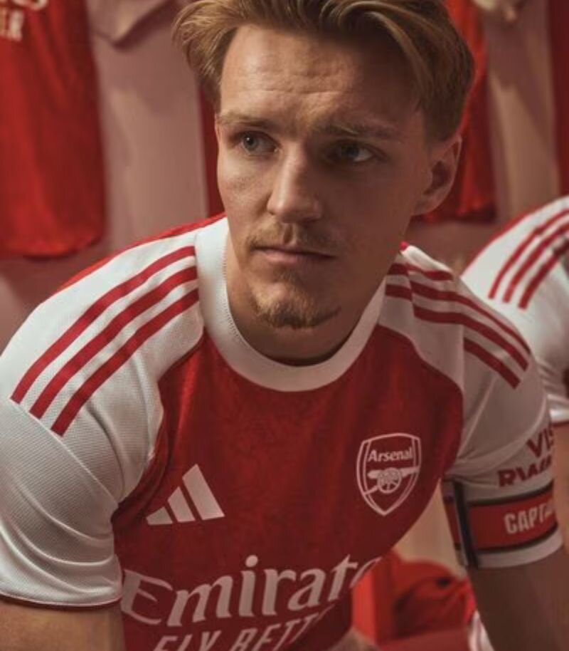 arsenal 2025-26 home kit in red and white